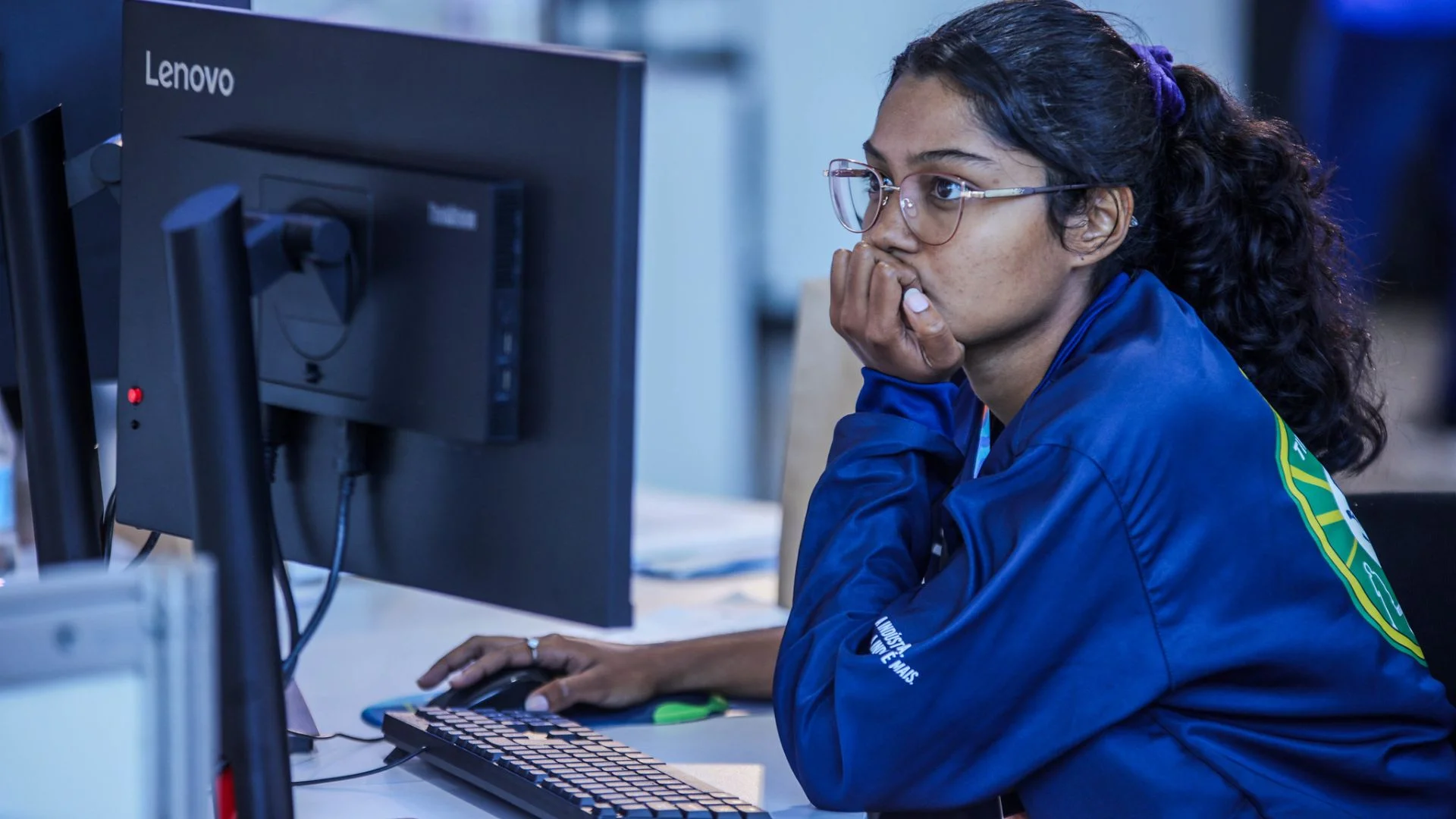 Alunos do SENAC recebendo certificado de conclusão de curso técnico em cerimônia de formatura