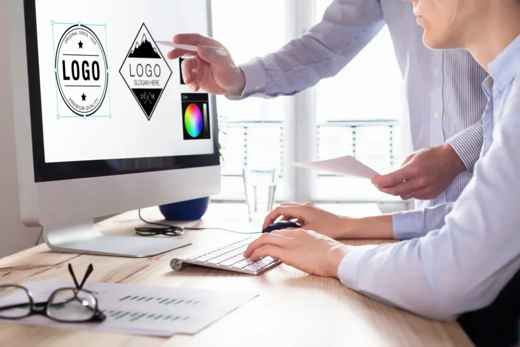 Inscrições para curso técnico gratuito de Design Gráfico na modalidade subsequente - Pessoa trabalhando em design de logo