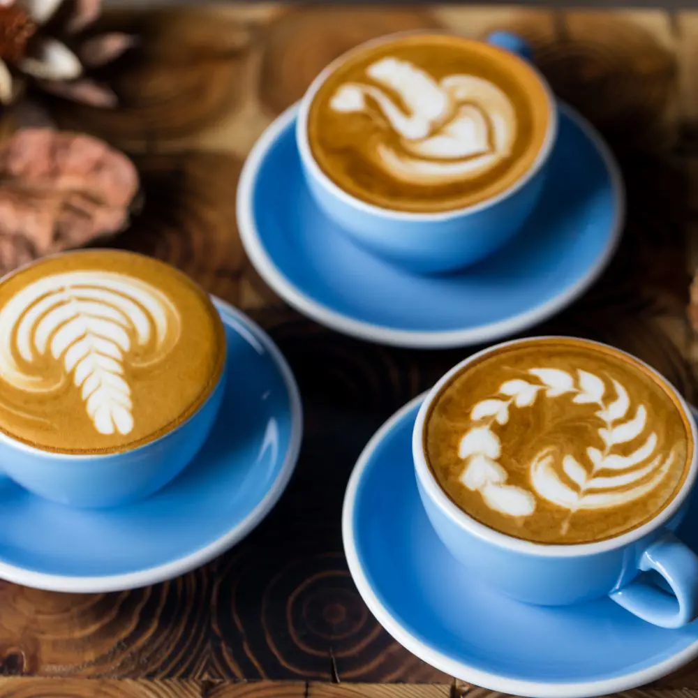 Técnica de latte art ensinada no curso de barista