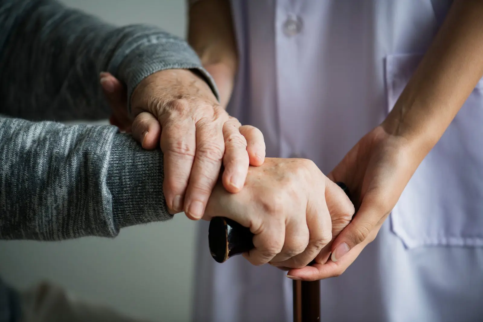Cuidadora apoiando pessoa idosa em casa