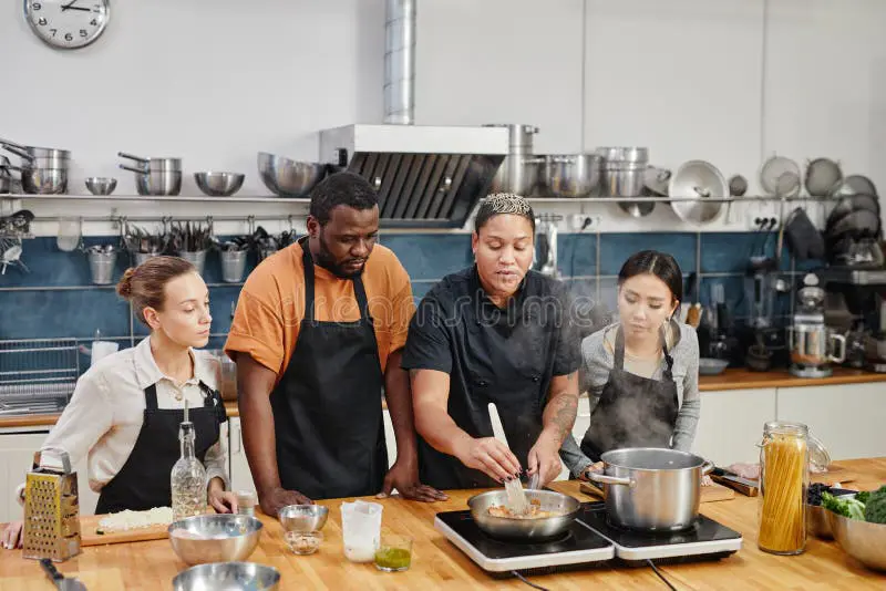 Aula prática de culinária em cozinha