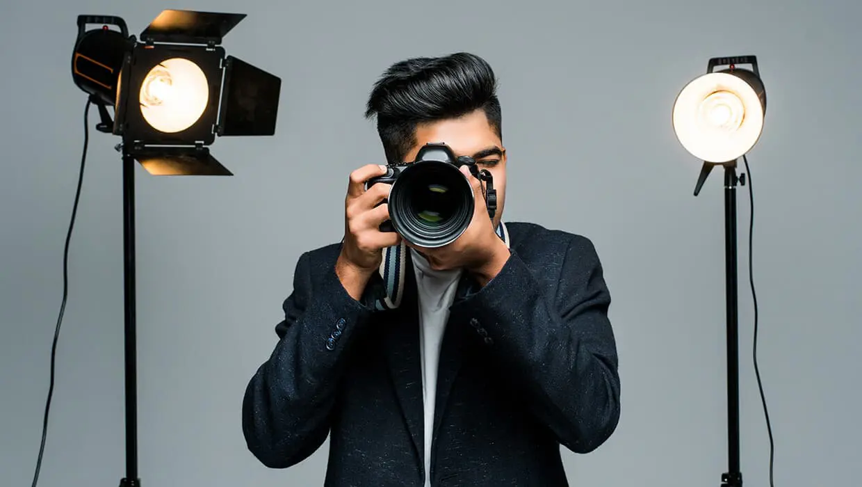 Fotógrafo em estúdio com iluminação profissional