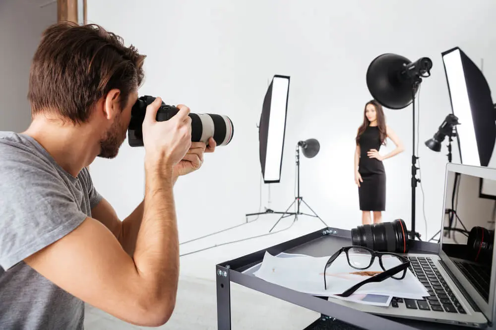 Fotógrafo cobrindo ensaio com câmera profissional