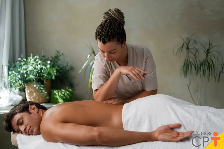 Técnica de massagem corporal no curso de massagista