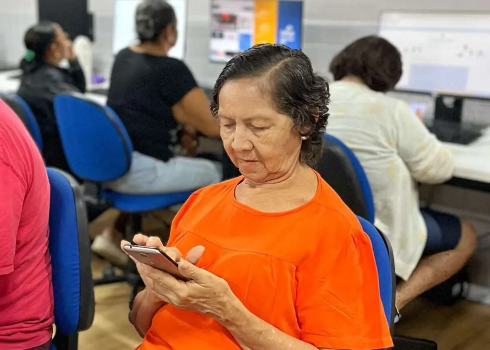 Idoso aprendendo a usar o celular com segurança