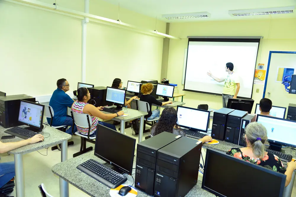 Curso profissionalizante em sala de aula do Senac