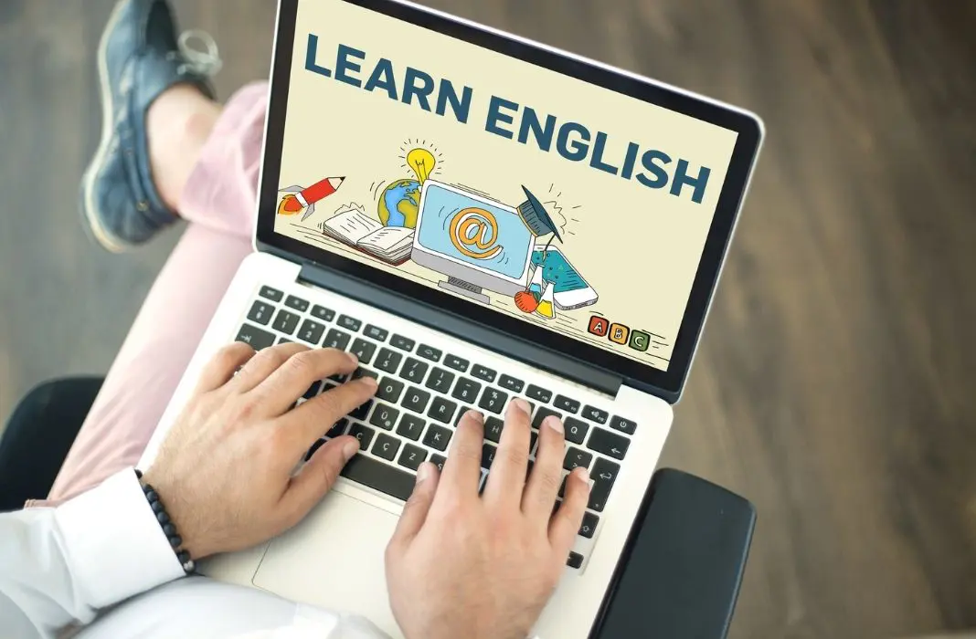 Aluno estudando inglês online em curso EAD