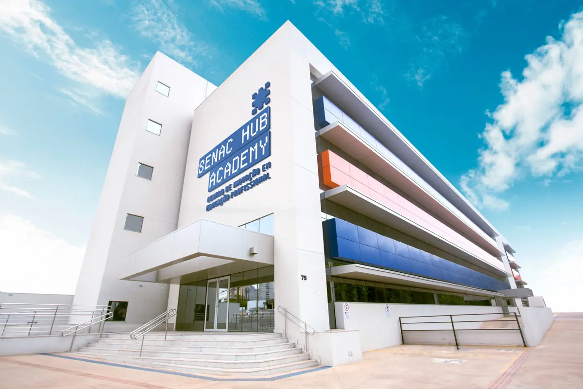 Unidade Senac com estudantes