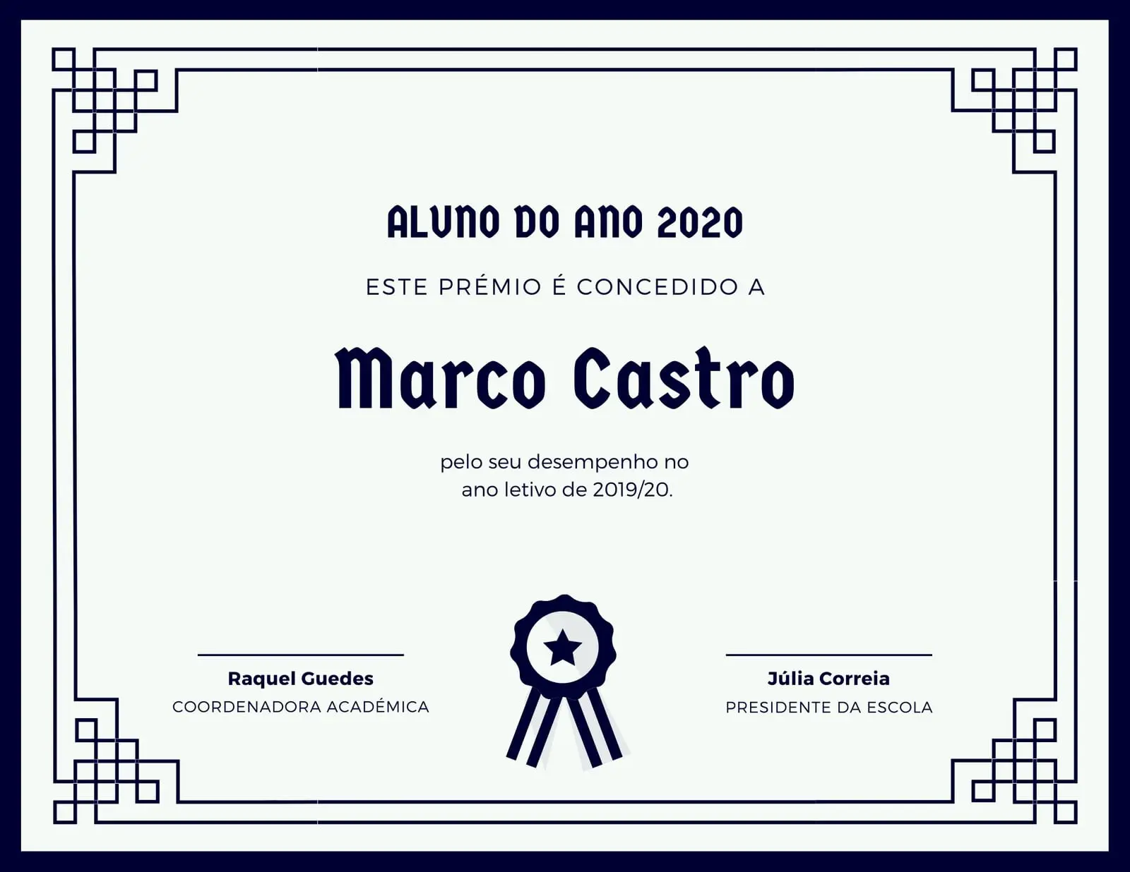 Estudante segurando documento de aprovação