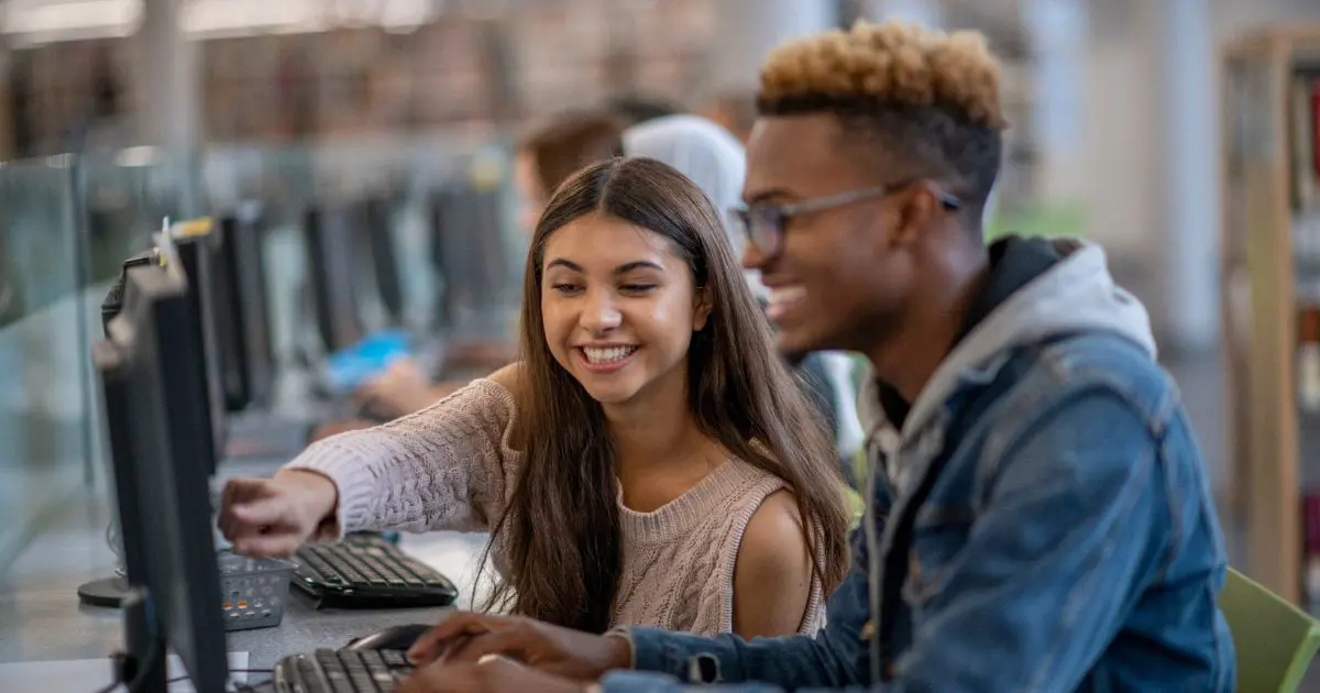 Estudantes em curso de tecnologia do Senac