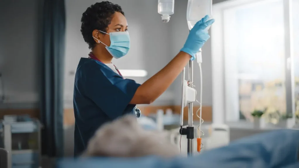 Estudante de técnico em enfermagem em laboratório de curso de saúde no Senac Pernambuco