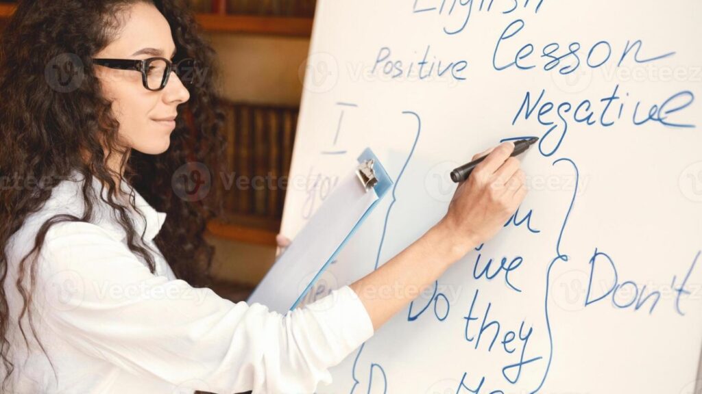 Aula de inglês com professora no quadro — curso de Inglês Básico do Senac