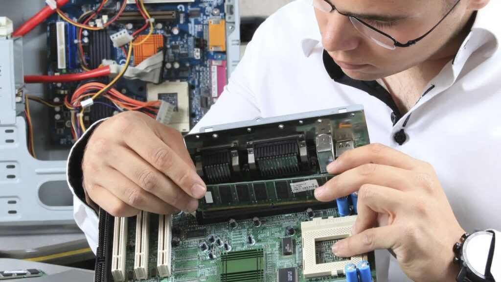 Técnico fazendo manutenção em computador — curso técnico em Informática do Senac