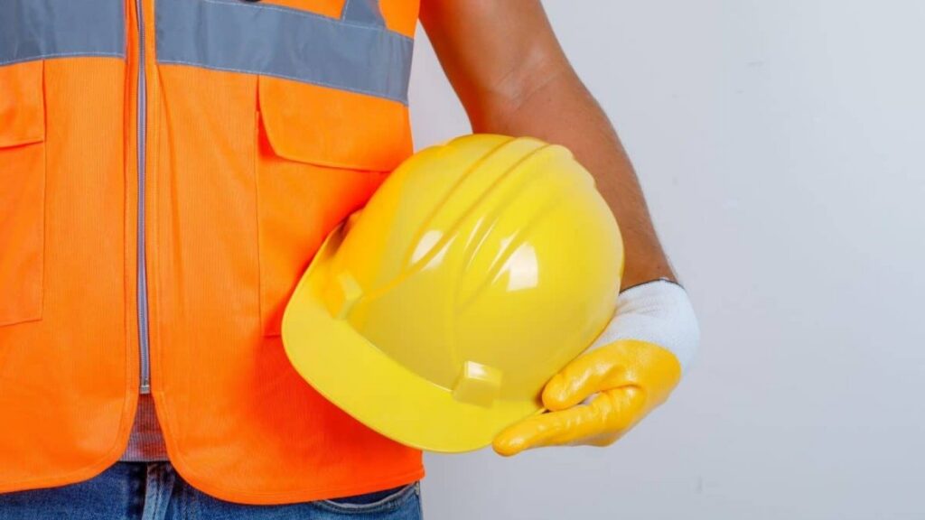 Trabalhador com capacete e EPI em obra — curso técnico em Segurança do Trabalho do Senac