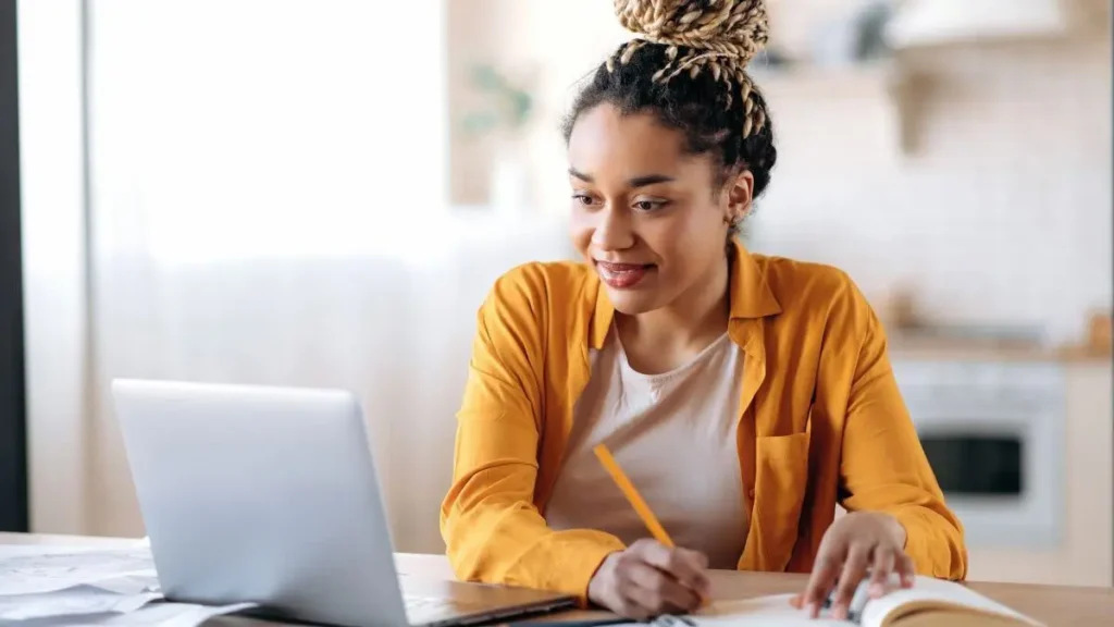 Aluno fazendo curso Senac online no notebook