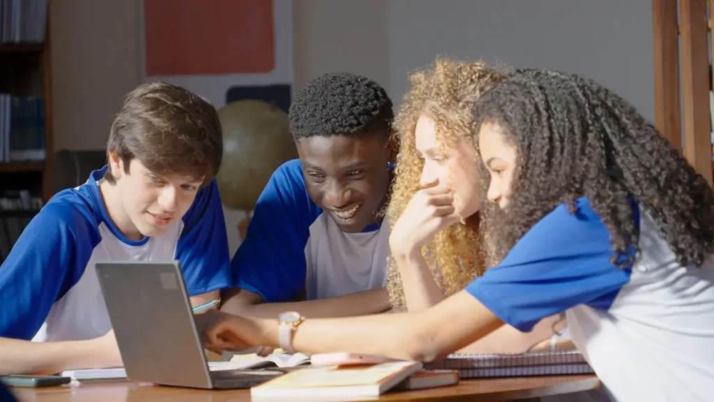 jovem preenchendo formulário de inscrição curso gratuito senac pernambuco