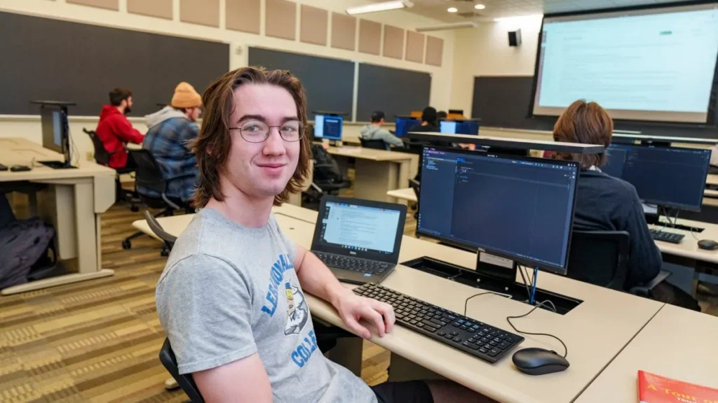 estudante de analise e desenvolvimento de sistemas programando