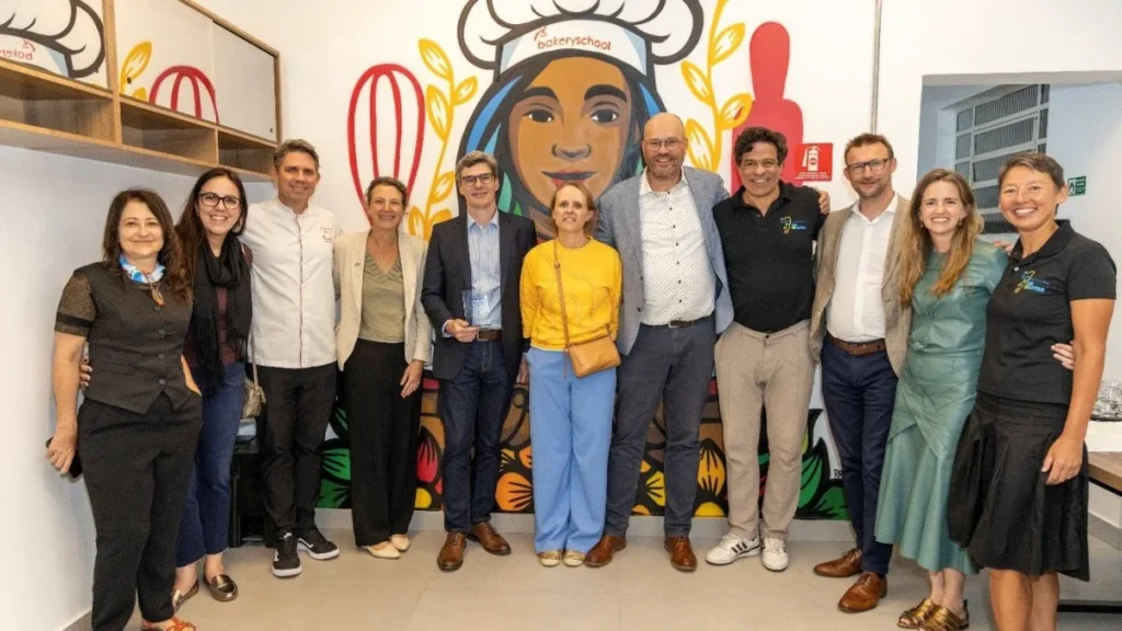 aluna preparando massa em curso de gastronomia gratuito do Senac