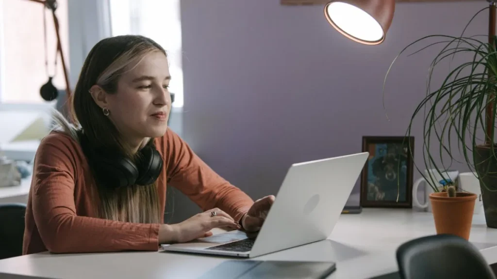 jovem mulher estudando design de interfaces em notebook curso de tecnologia