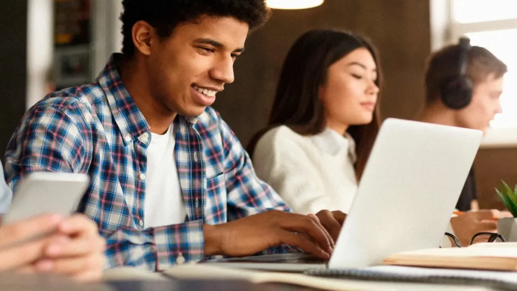 estudante de ensino medio tecnico em sala de aula com notebook
