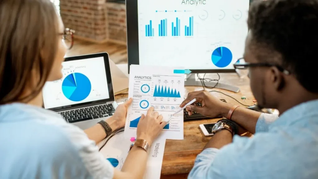 aluno estudando analise de dados em curso profissionalizante gratuito