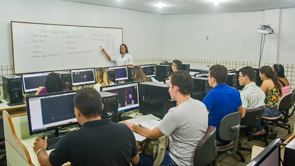 jovem em treinamento de informatica e redes em sala de aula